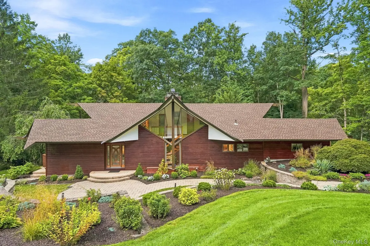543 Scarborough RD, Briarcliff Manor, NY 10510