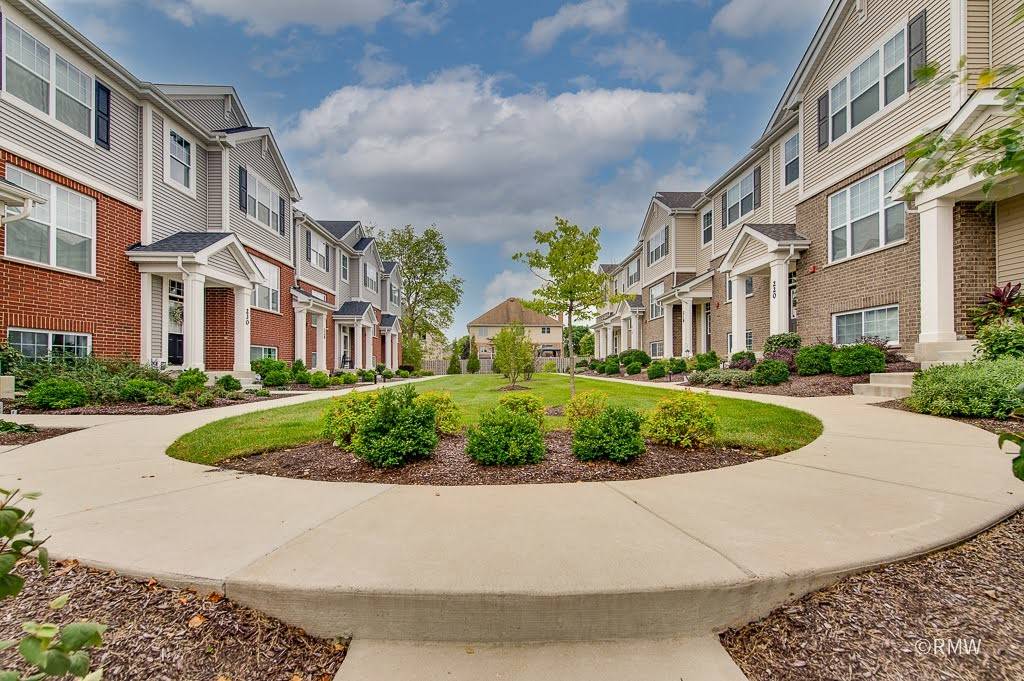 230 Timberleaf CIR, Roselle, IL 60172