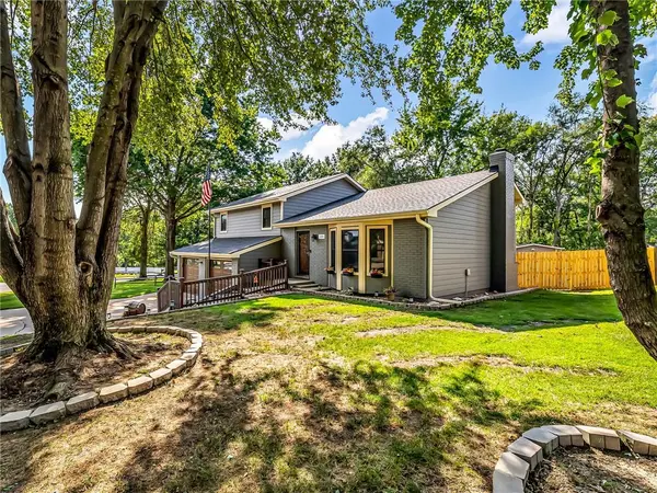 220 Crestview ST, Lansing, KS 66043