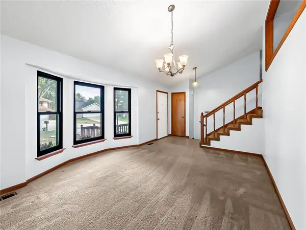 220 Crestview ST, Lansing, KS 66043