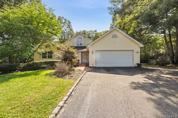 4 Thunderbird CT, Shoreham, NY 11786