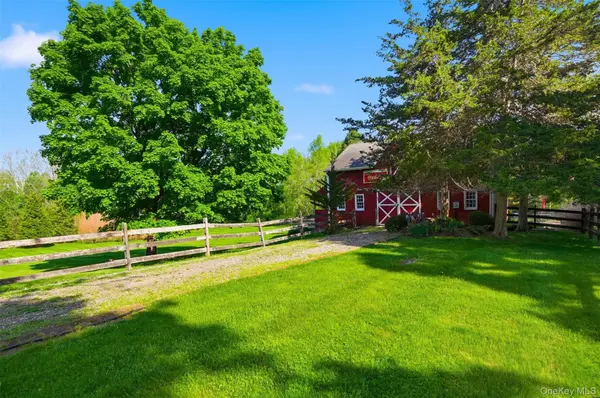 101 Drake RD, Pleasant Valley, NY 12569