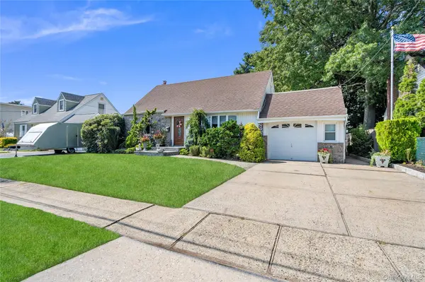 14 Mayfair LN, Hicksville, NY 11801