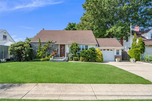 14 Mayfair LN, Hicksville, NY 11801