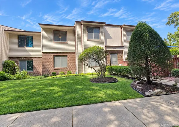 924 Skyline DR, Coram, NY 11727