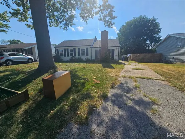8114 Waddell AVE, St Louis, MO 63125