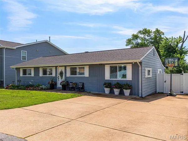 10412 Savannah AVE, Frontenac, MO 63131