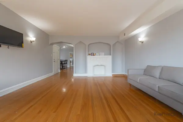 8923 S Blackstone AVE, Chicago, IL 60617