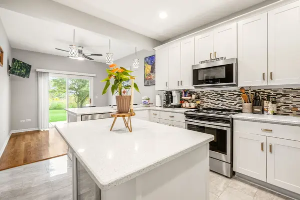 1693 S Candlestick WAY #1693, Waukegan, IL 60085