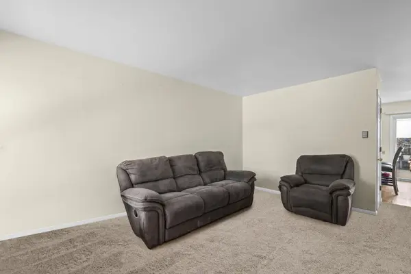 1910 HUNTINGTON BLVD, Hoffman Estates, IL 60169