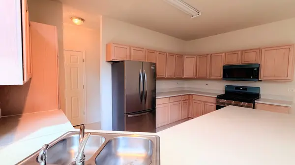 7 Blue Stem CT, Streamwood, IL 60107