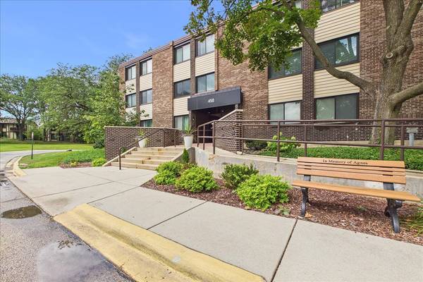 450 Raintree CT #2K, Glen Ellyn, IL 60137