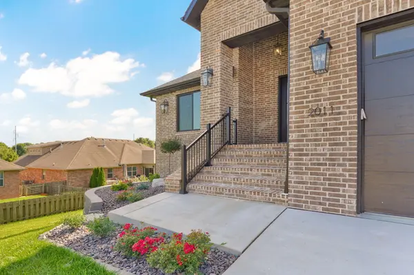 2011 N Silver Charm AVE, Springfield, MO 65802
