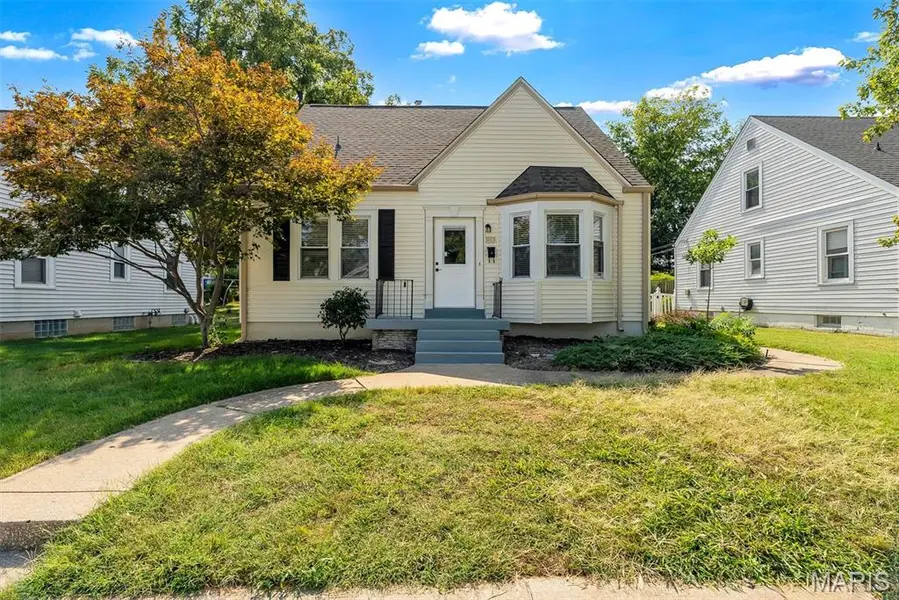 1165 Jackson ST, St Charles, MO 63301