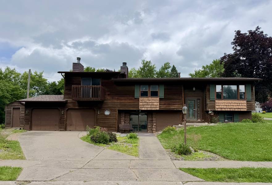 660 Northbrook DR, Davenport, IA 52806