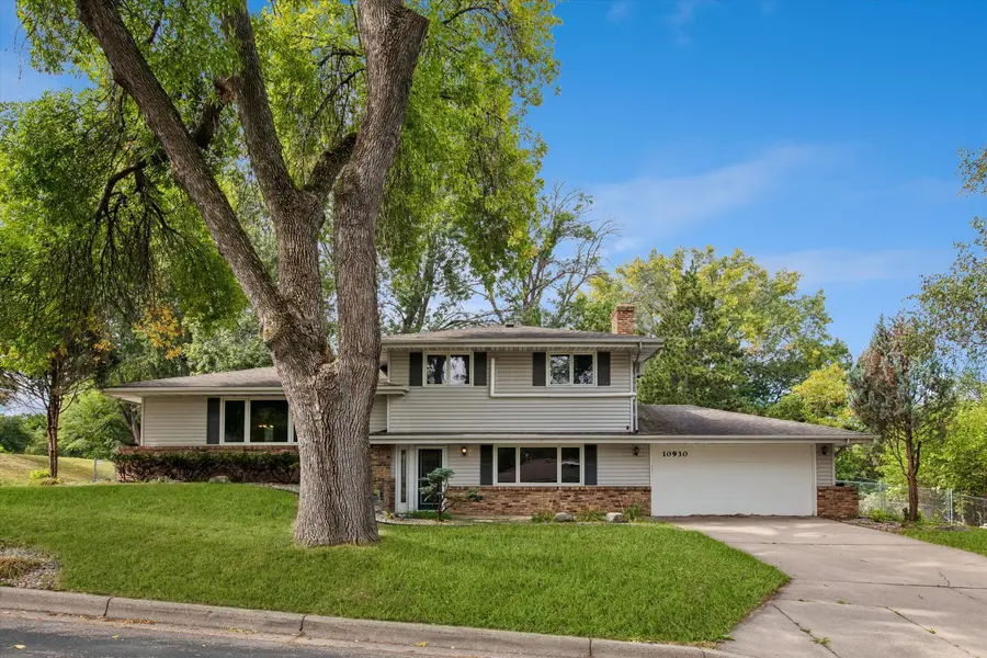 10930 Radisson DR, Burnsville, MN 55337