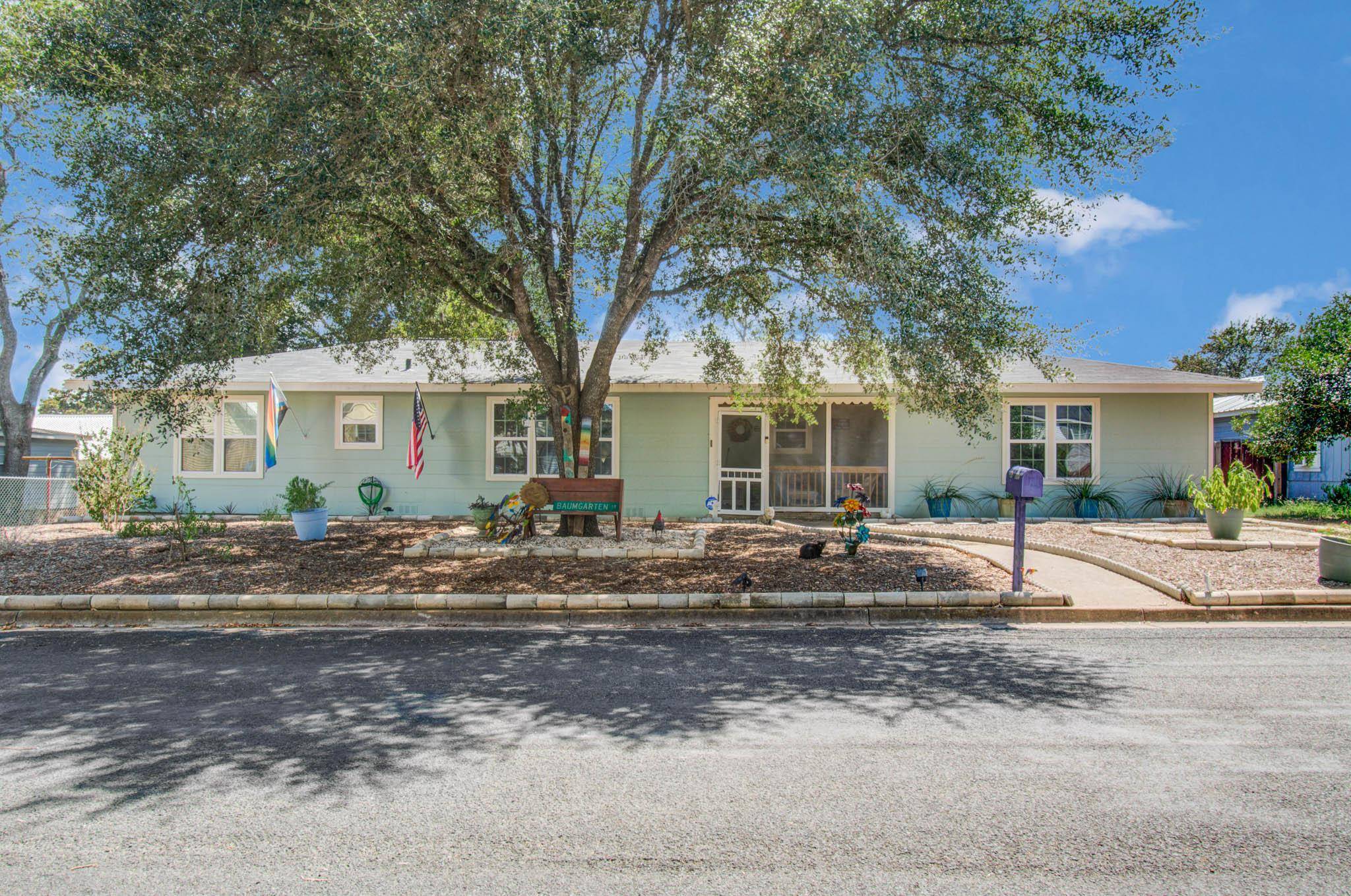 1004 Baumgarten ST, Schulenburg, TX 78956