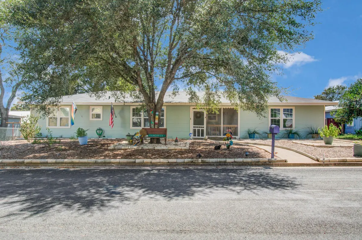 1004 Baumgarten ST, Schulenburg, TX 78956