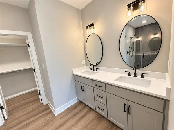 12203 S Eagle Crest DR, Lee's Summit, MO 64086