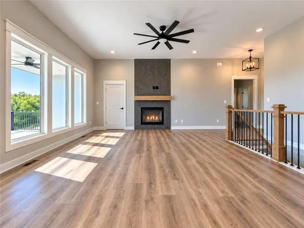 12203 S Eagle Crest DR, Lee's Summit, MO 64086