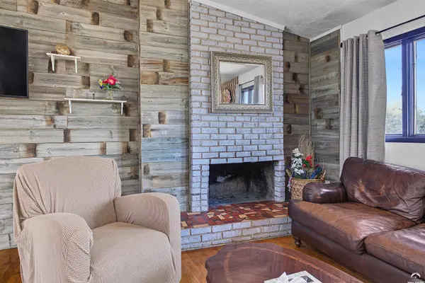 1103 Kasold DR, Lawrence, KS 66049