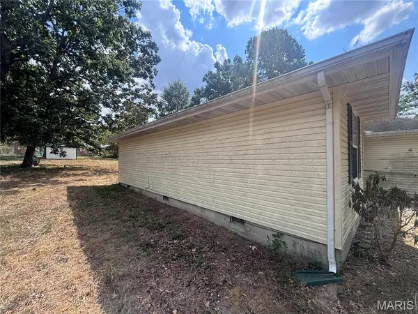 668 Lone Pine RD, Houston, MO 65483