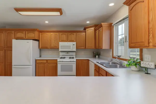 209 Pheasant LN, Hudson, IL 61748