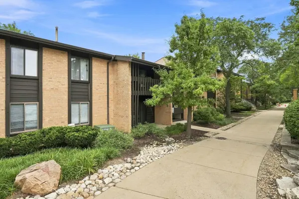 6109 Knoll Wood RD #102, Willowbrook, IL 60527