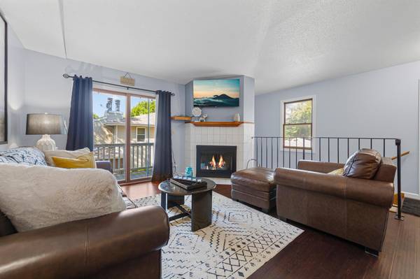 1042 E Travelers TRL, Burnsville, MN 55337