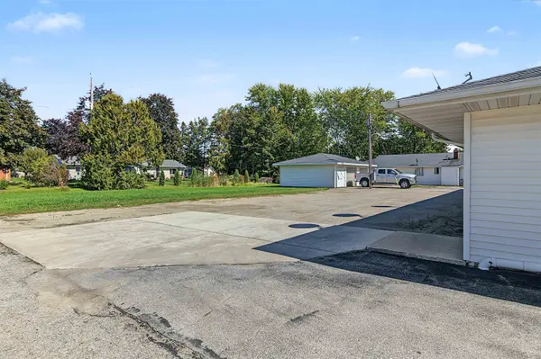121 W GLENBROOK DR, Pulaski, WI 54162