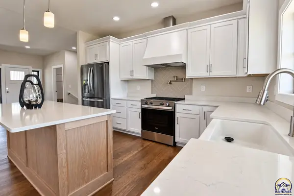 6215 SW 46th CT, Topeka, KS 66614