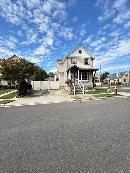 1720 Montague AVE, Merrick, NY 11566