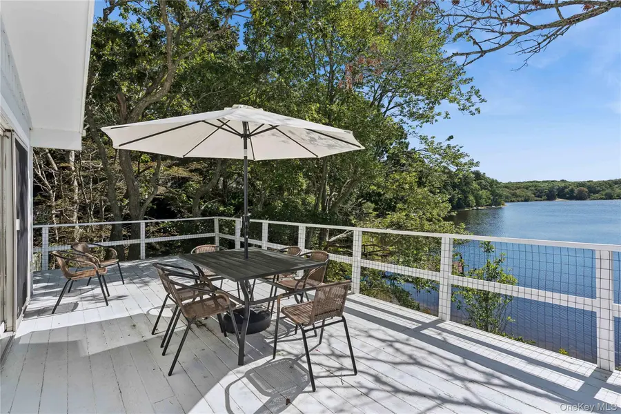 90 Little Fresh Pond RD, Southampton, NY 11968