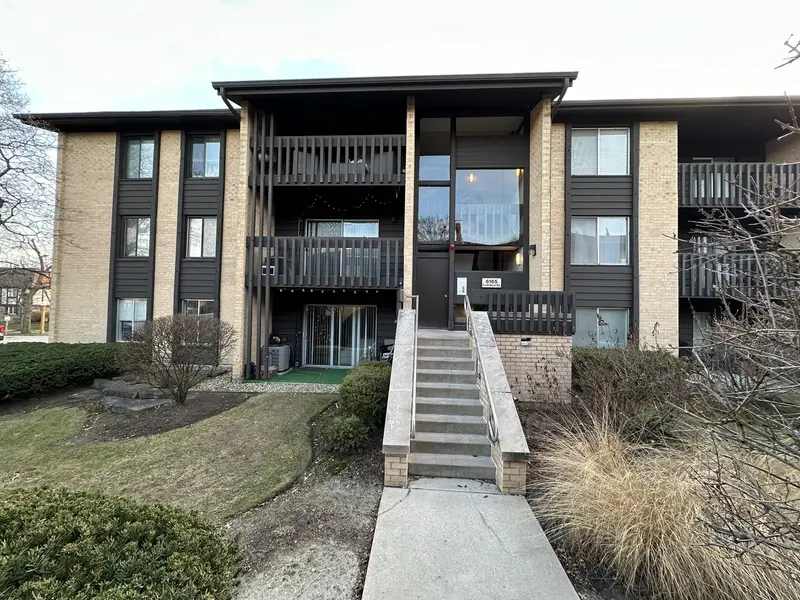 6165 Knoll Wood RD #41-204, Willowbrook, IL 60527