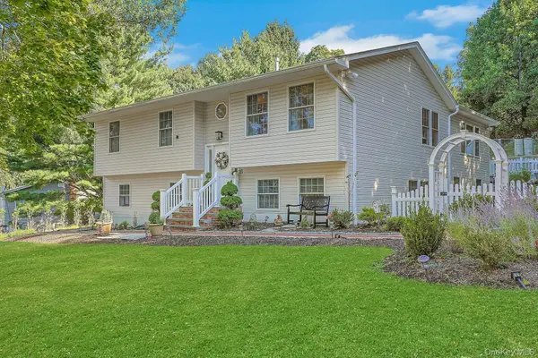 16 Annette LN, Suffern, NY 10901
