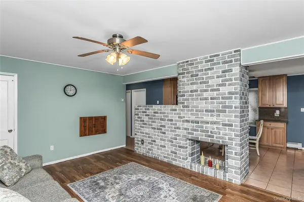 30 Cable LN, Hicksville, NY 11801