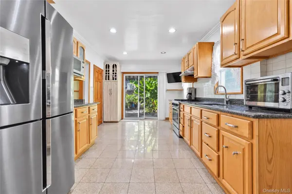 84-42 Charlecote RDG, Jamaica Estates, NY 11432