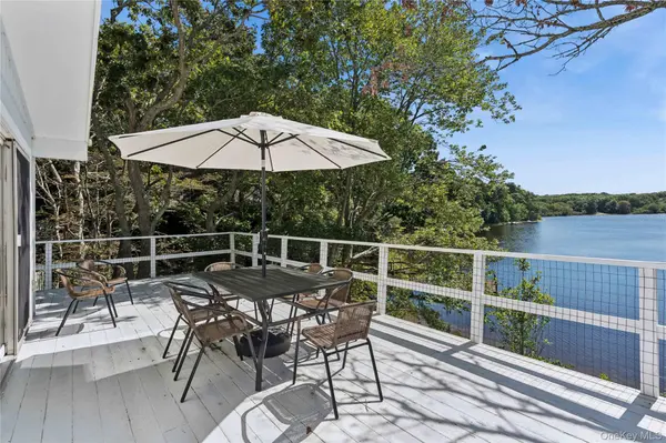 90 Little Fresh Pond RD, Southampton, NY 11968