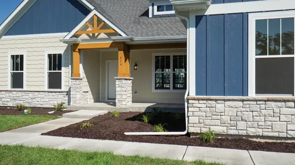 214 Burr Oak CIR, Elgin, IL 60124