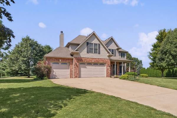 30 Long Grove DR, Monticello, IL 61856
