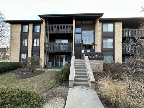 6165 Knoll Wood RD #41-204, Willowbrook, IL 60527