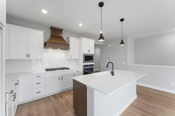 2141 Bluff Heights DR, Shakopee, MN 55379