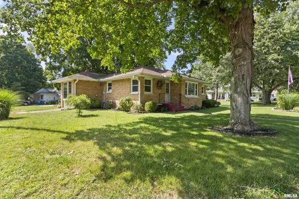 102 NW JEFFERSON ST, Hopedale, IL 61747