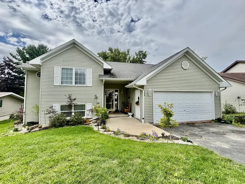 134 Valhalla DR, Poplar Grove, IL 61065