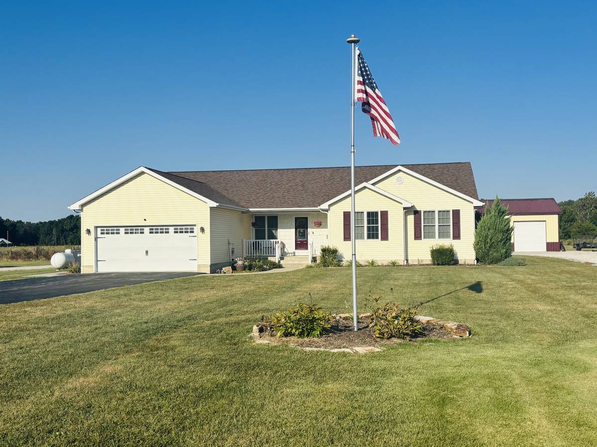 9385 N 1000th RD, Effingham, IL 62401