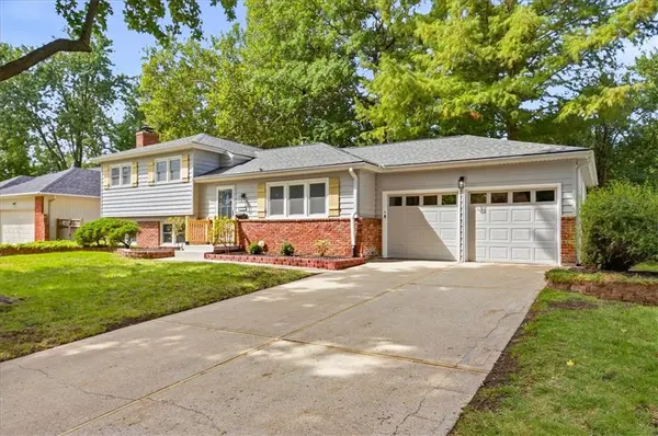 9624 Woodson DR, Overland Park, KS 66207