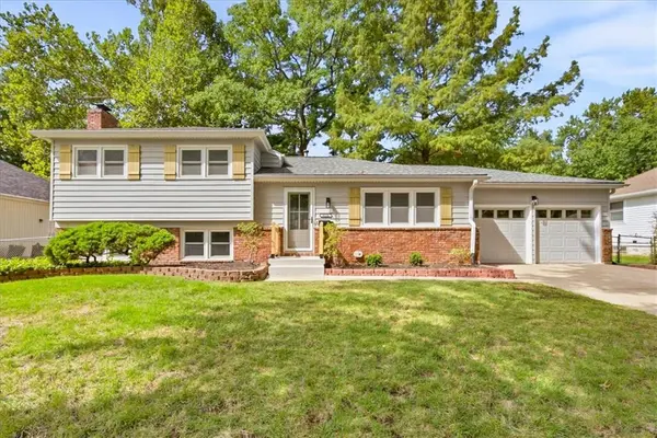 9624 Woodson DR, Overland Park, KS 66207