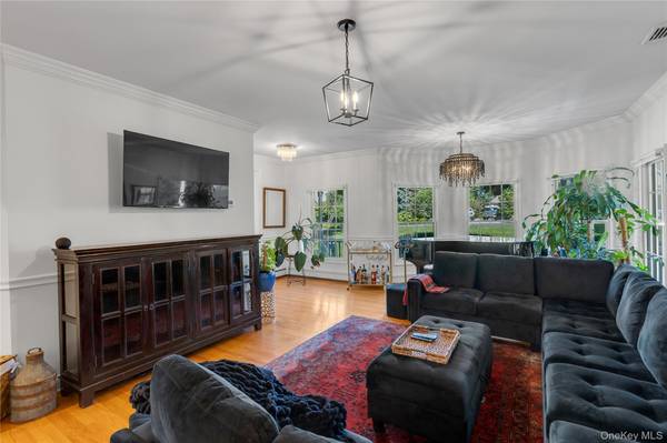 14 Whistler Hill LN, Huntington, NY 11743