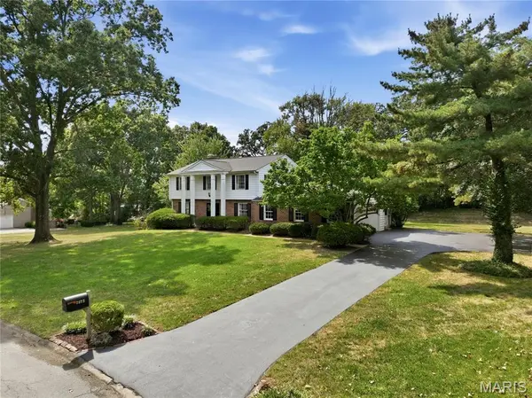 2073 Willow Leaf DR, Frontenac, MO 63131