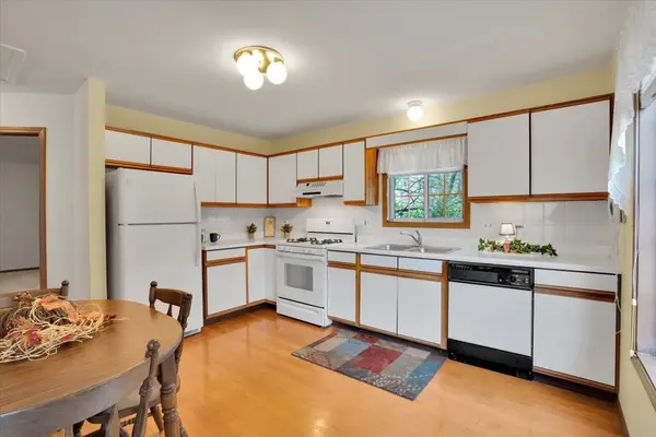 2434 Charleston DR #2, Schaumburg, IL 60193